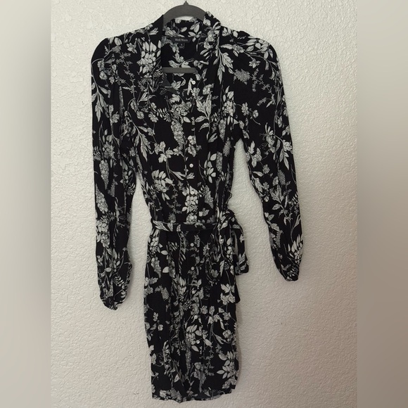Well Worn Dresses & Skirts - Well Worn black and white floral print crepe tie-belt button dress women’s S